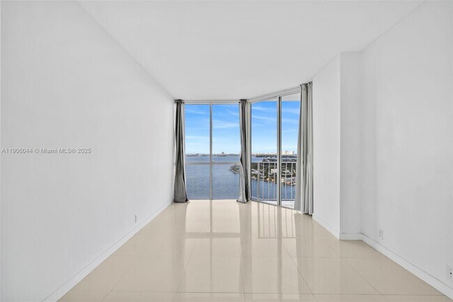 Building Photo - 7601 E Treasure Dr