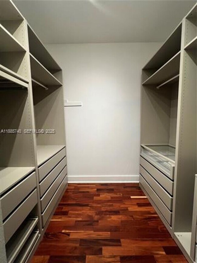 Building Photo - 130 SW 1st Ave