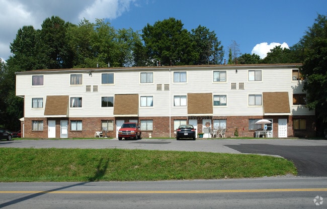 Primary Photo - Maple Court Apartments