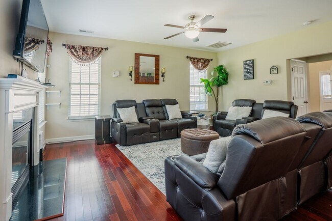 Building Photo - 4 Bedroom Home in the Village at Rolesville