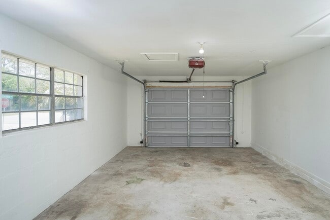 Building Photo - 354 Shores Blvd