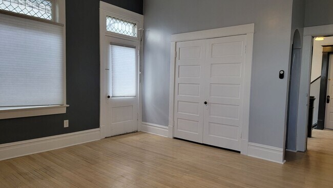 Building Photo - Sweet 2 BR Avenues Pad