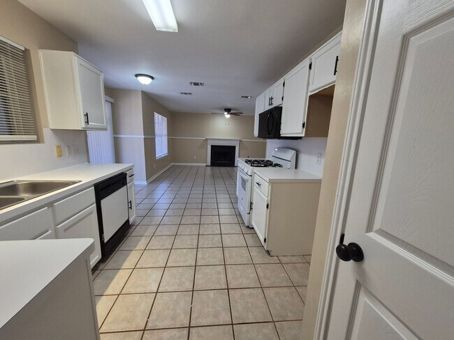 Building Photo - 5907 Deer Lake Dr