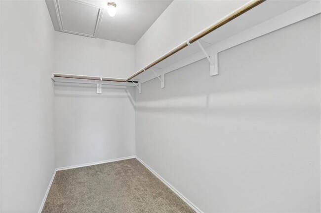 Building Photo - 512 E Hazelwood St