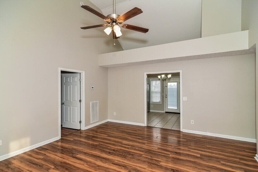 Building Photo - 9010 Lomond Dr
