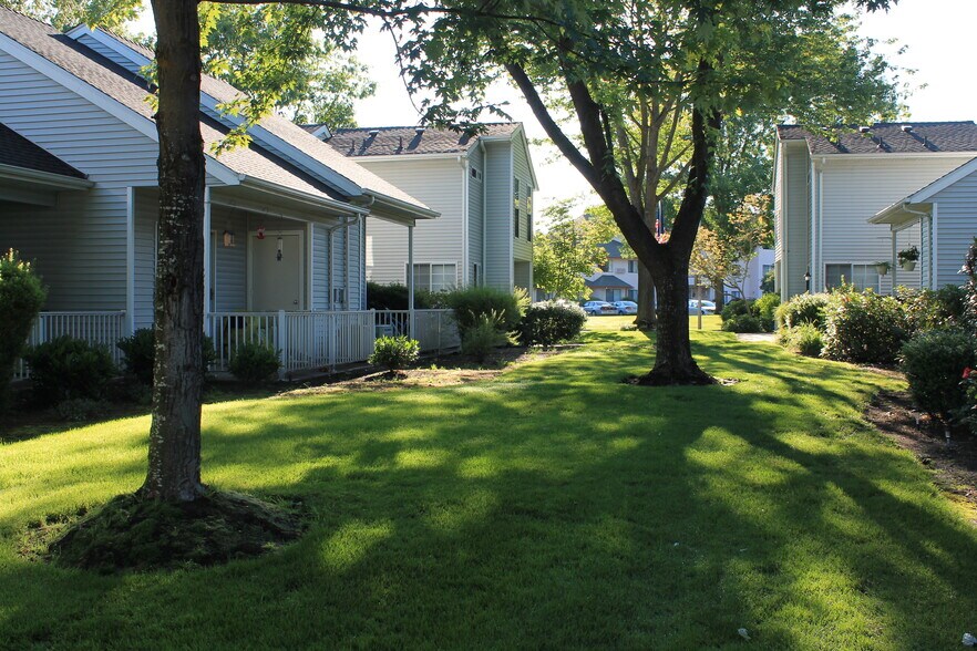Building Photo - 2101 Poplar Dr