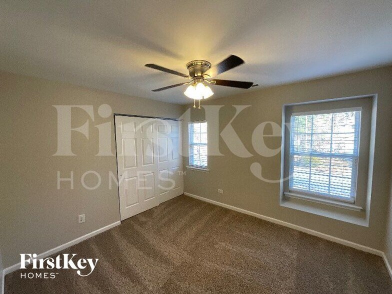 Building Photo - 204 Hillview Dr