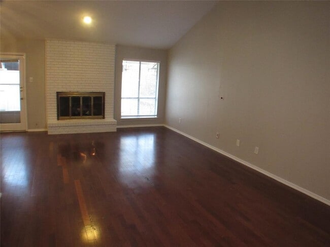 Building Photo - 10406 Shadow Bend Dr