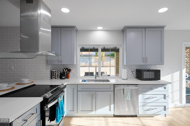 Building Photo - 2331 E Sunnyside Dr