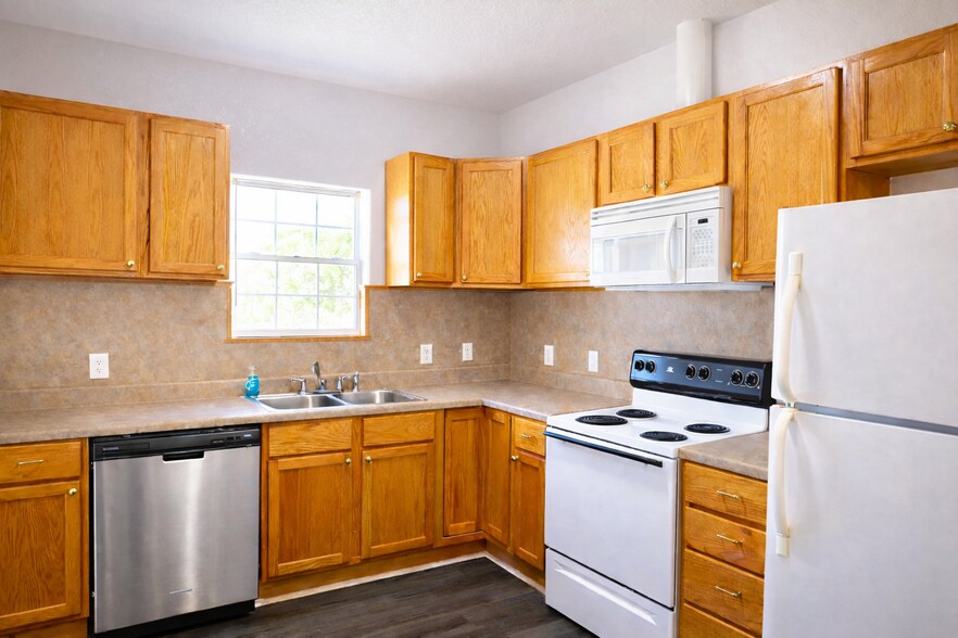 Building Photo - 10940 Helms Trl