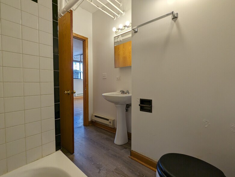 Building Photo - 957 W Cornelia Ave