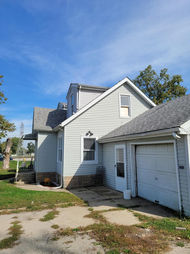Building Photo - 14001 Lamon Ave
