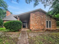 Building Photo - 1012 Woodridge Dr