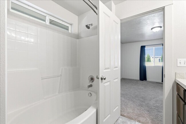 Building Photo - Single Level 3-bedroom 2-bathroom home in SW Boise