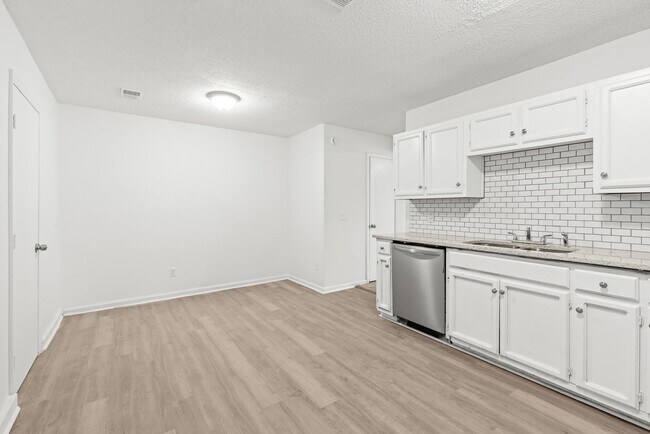 Building Photo - Stylish & Newly Renovated 3 Bedroom 1.5 Ba...