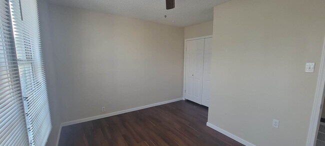 Building Photo - 4 Bedroom Single Family Home