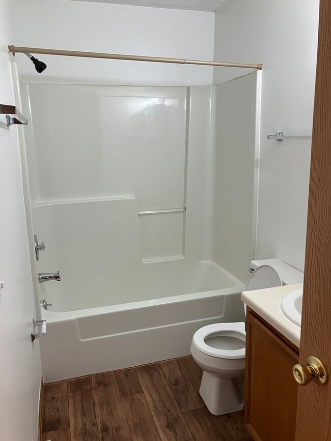 Building Photo - 2 Bedroom Townhome, Quiet Neighborhood!