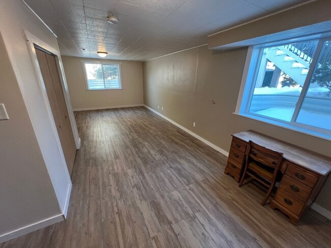 Building Photo - Great family home next door to Edwards Elementary in west Ames-4 bedroom 3 1/2 baths, 2 car garag...