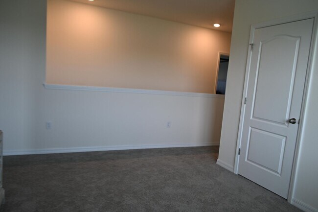 Building Photo - 1341 Middle Lk Dr