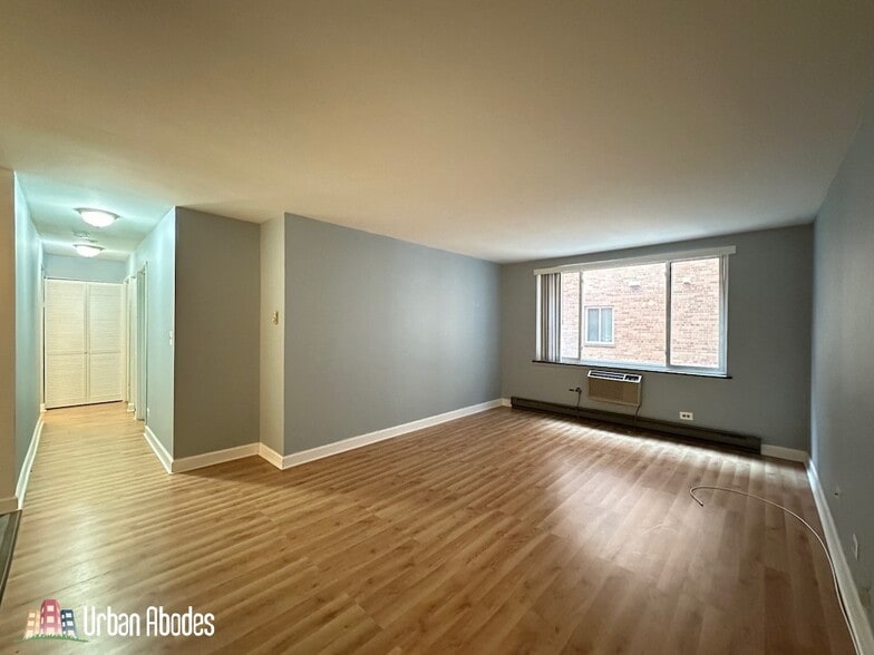 Building Photo - 672 W Sheridan Rd