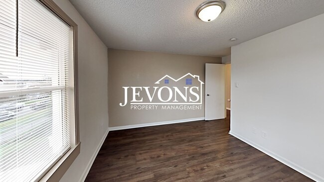 Building Photo - Charming duplex in a walkable location near the University of Puget Sound