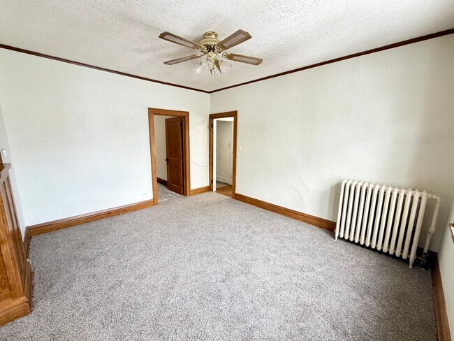 Building Photo - 2 Bedroom w/ Garage Option - AVAILABLE APRIL 24TH!