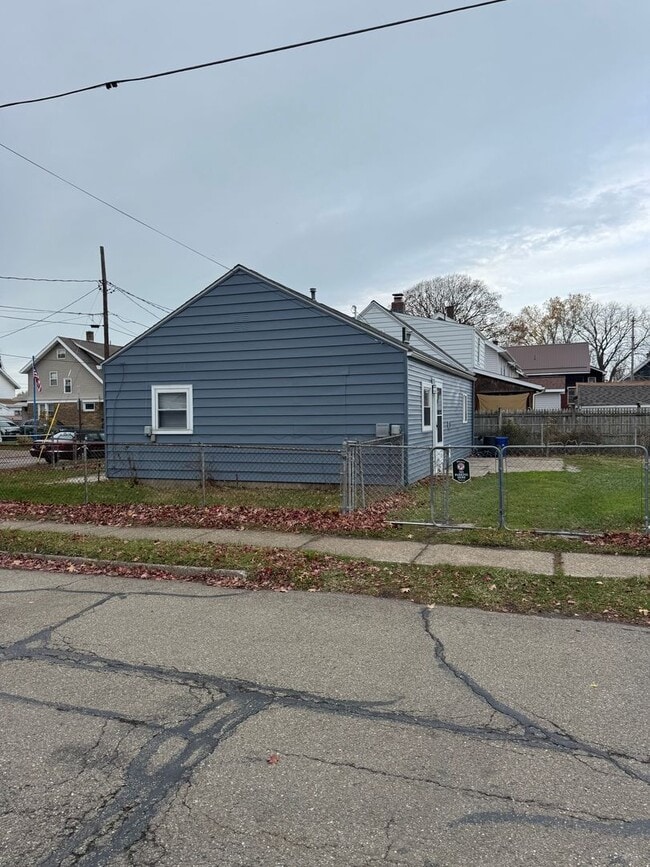 Building Photo - Newly remodeled 2 bedroom home