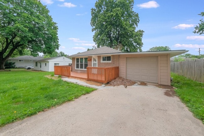 Building Photo - Mahomet | Renovated 2 Bed / 1 Bath Home