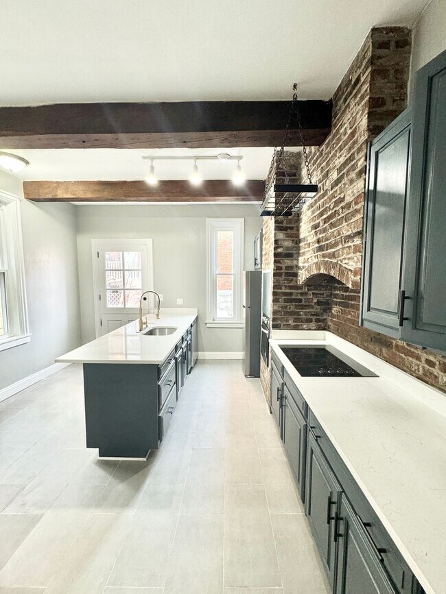 Building Photo - renovated 4 bedroom and 2 bathroom townhouse