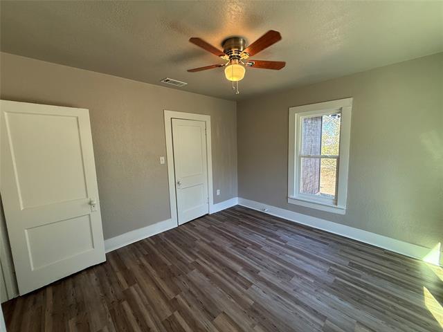 Building Photo - 705 E 9th St