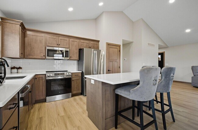 Building Photo - 557 Cannondale Ave