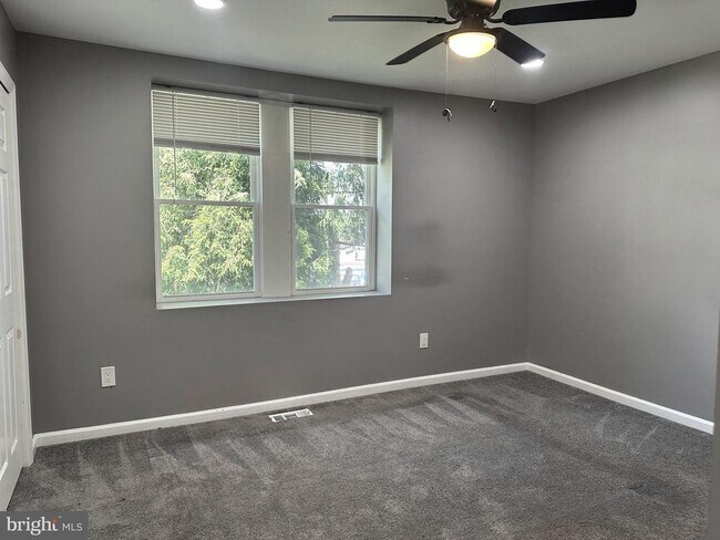 Building Photo - 1438 Knorr St