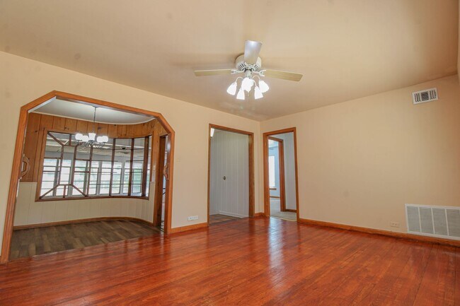 Building Photo - 1327 Vanderbilt St