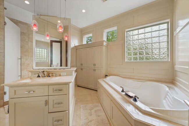 Building Photo - Refined Elegance Meets Modern Innovation i...