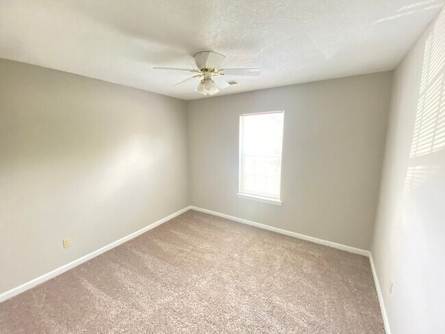 Building Photo - 5541 Oak Branch Cir - Available Now!