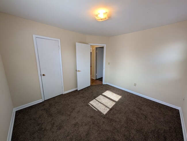 Building Photo - 2 bed, 1 bath house in Edmond with central...