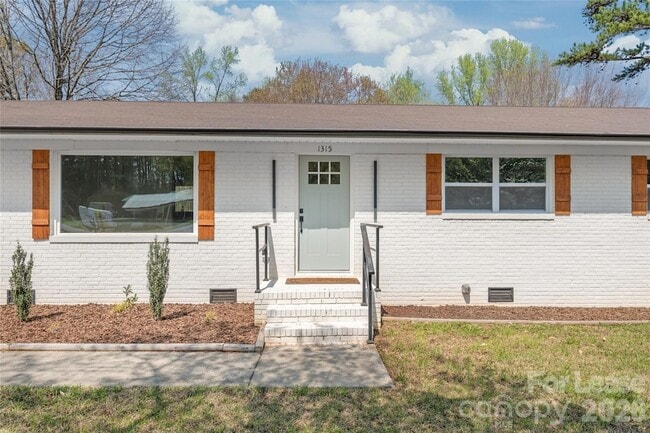 Building Photo - 1315 Vickie Ln