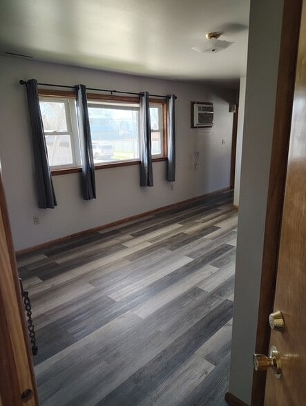 Building Photo - 8 8th St W