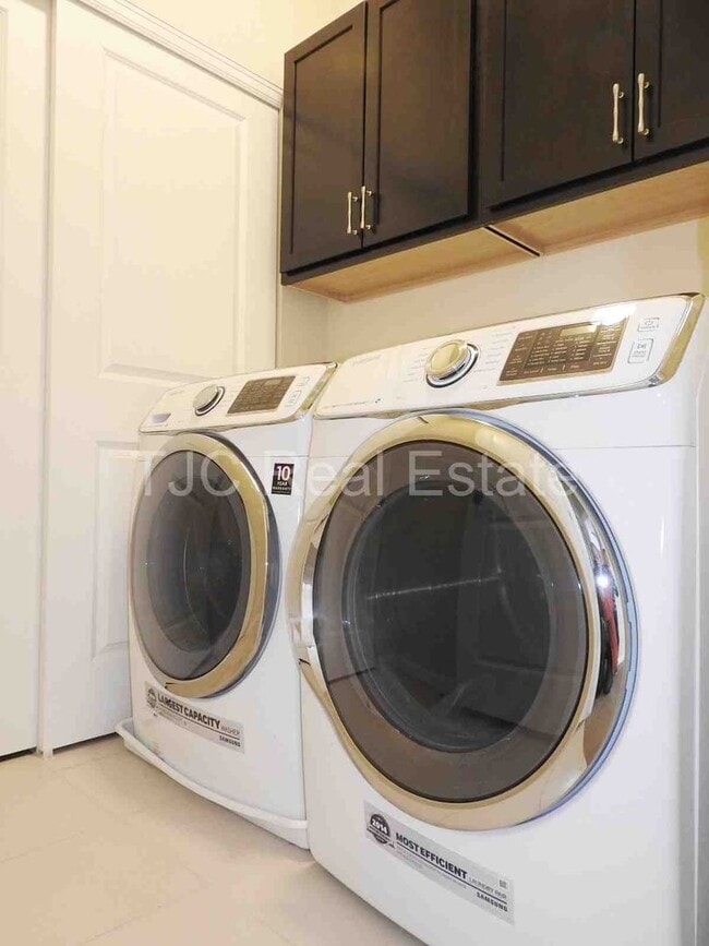 Building Photo - Central Park Town Home for Rent!