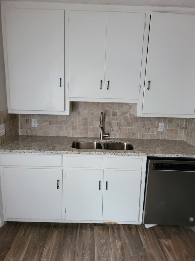 Building Photo - 332 S Bull St