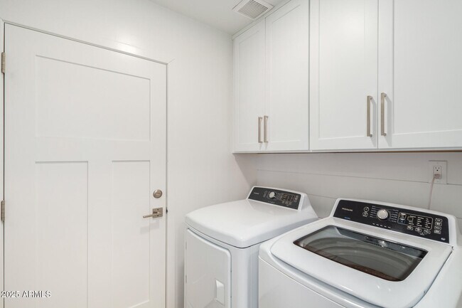 Building Photo - 5038 E Winchcomb Dr