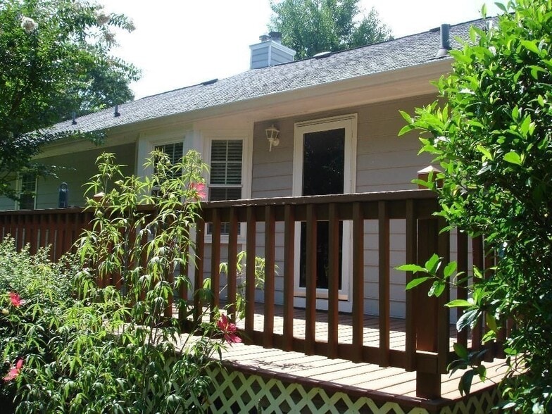 Building Photo - 488 Slew Ave