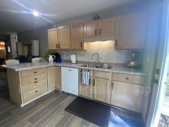 Building Photo - 111 Twin Oaks Dr