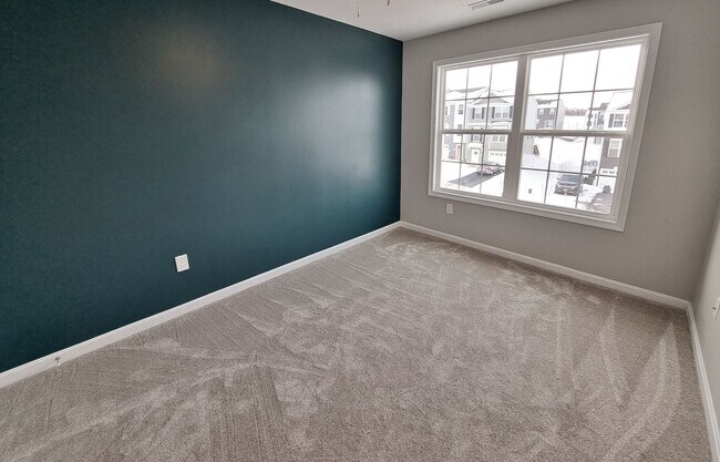 Building Photo - 3 Bed / 2-1/2 Bath  Single Family Town Home w/Attached1 Car Garage
