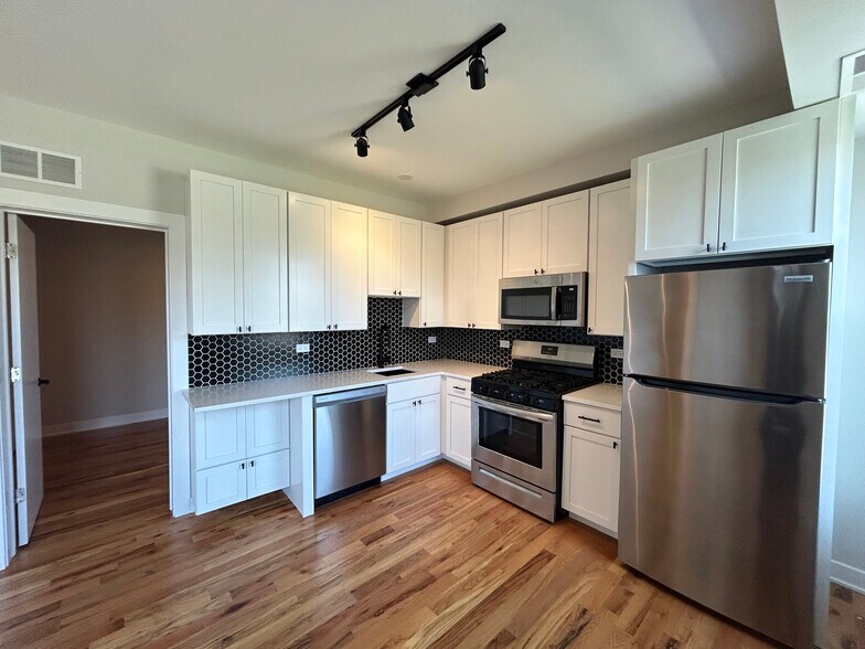 Building Photo - 648 W Wrightwood Ave
