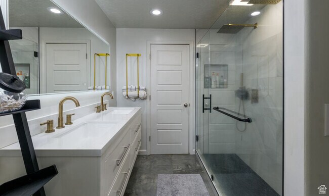 Building Photo - 2734 S Riverhead Dr
