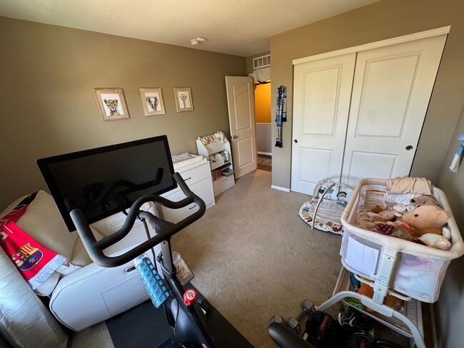 Building Photo - Modern & Light-Filled Home in Central Park – Prime Location