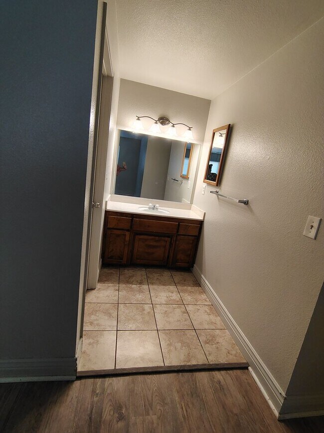 Building Photo - 939 Claremont Ct