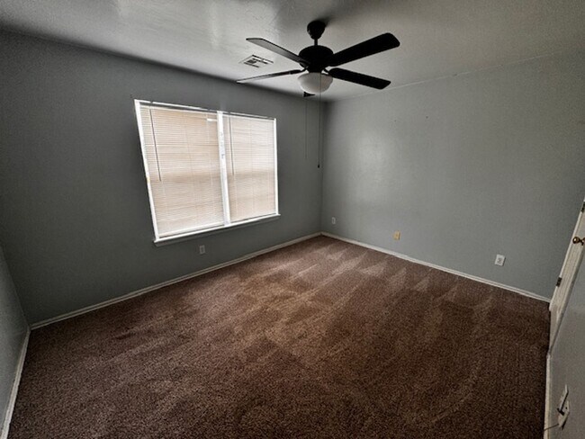 Building Photo - 3bed 2bath located in Mustang School District!