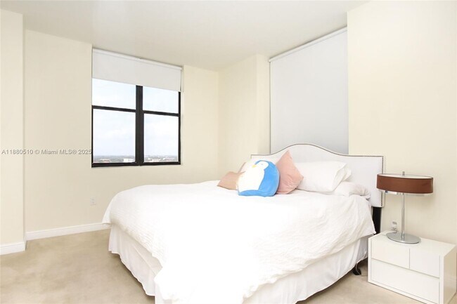 Building Photo - 888 Douglas Rd